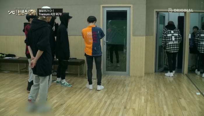 練習室を後にするミダムとTreasureAのメンバー /「YG宝石箱」公式YouTubeより