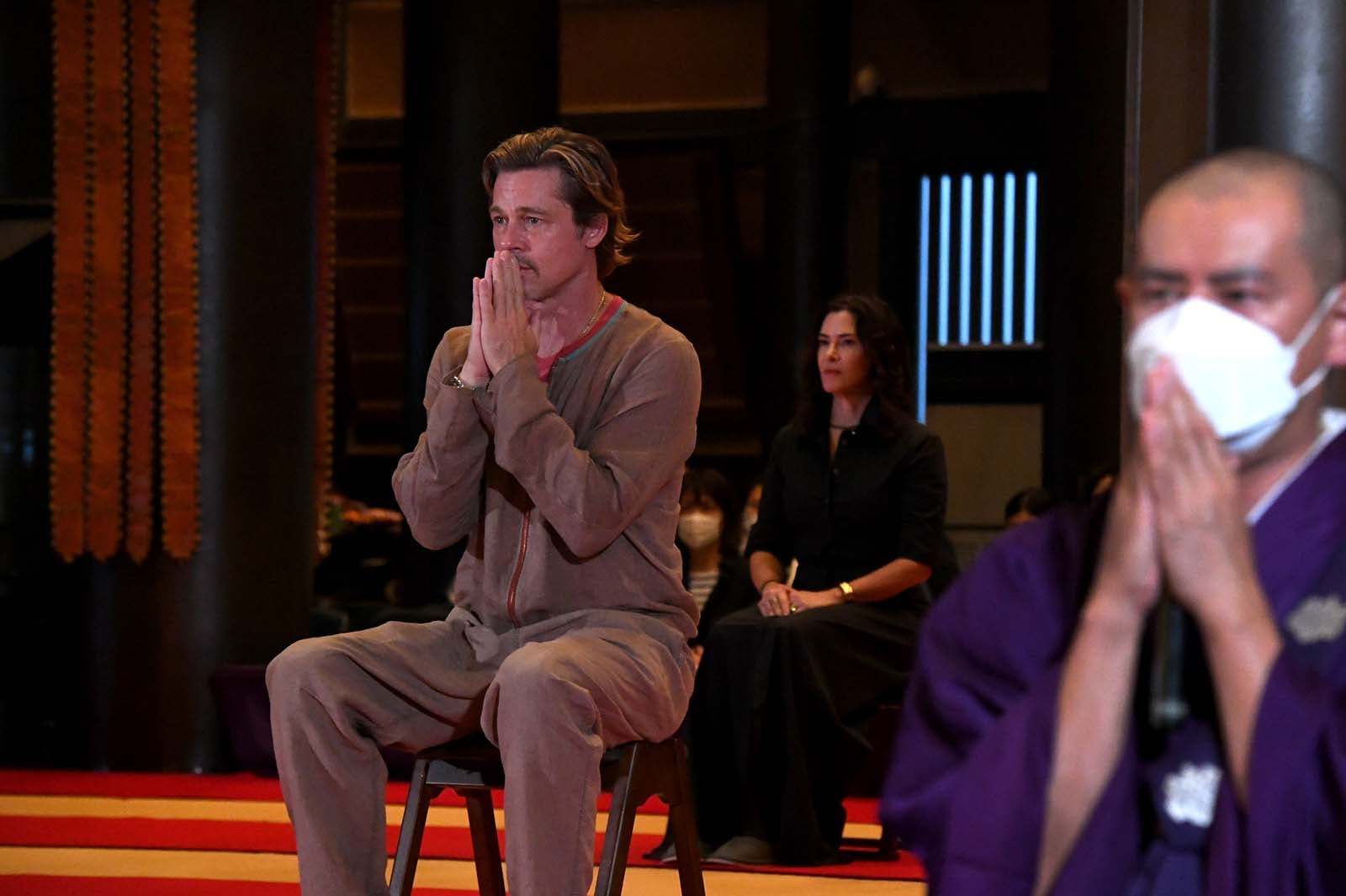 厄除け中のブラッド・ピット（提供写真）