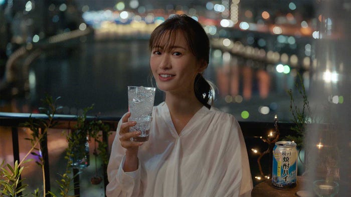松本まりか/サントリースピリッツ(株) 鏡月焼酎ハイ 新TV-CM「はじめてのチュウ」篇(提供画像)