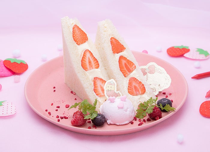 もーいーみゅーん♪こぎみゅんとエビちゃんのかくれんぼいちごサンド税込1,320円(C)2021 SANRIO CO.,LTD.S/F・G