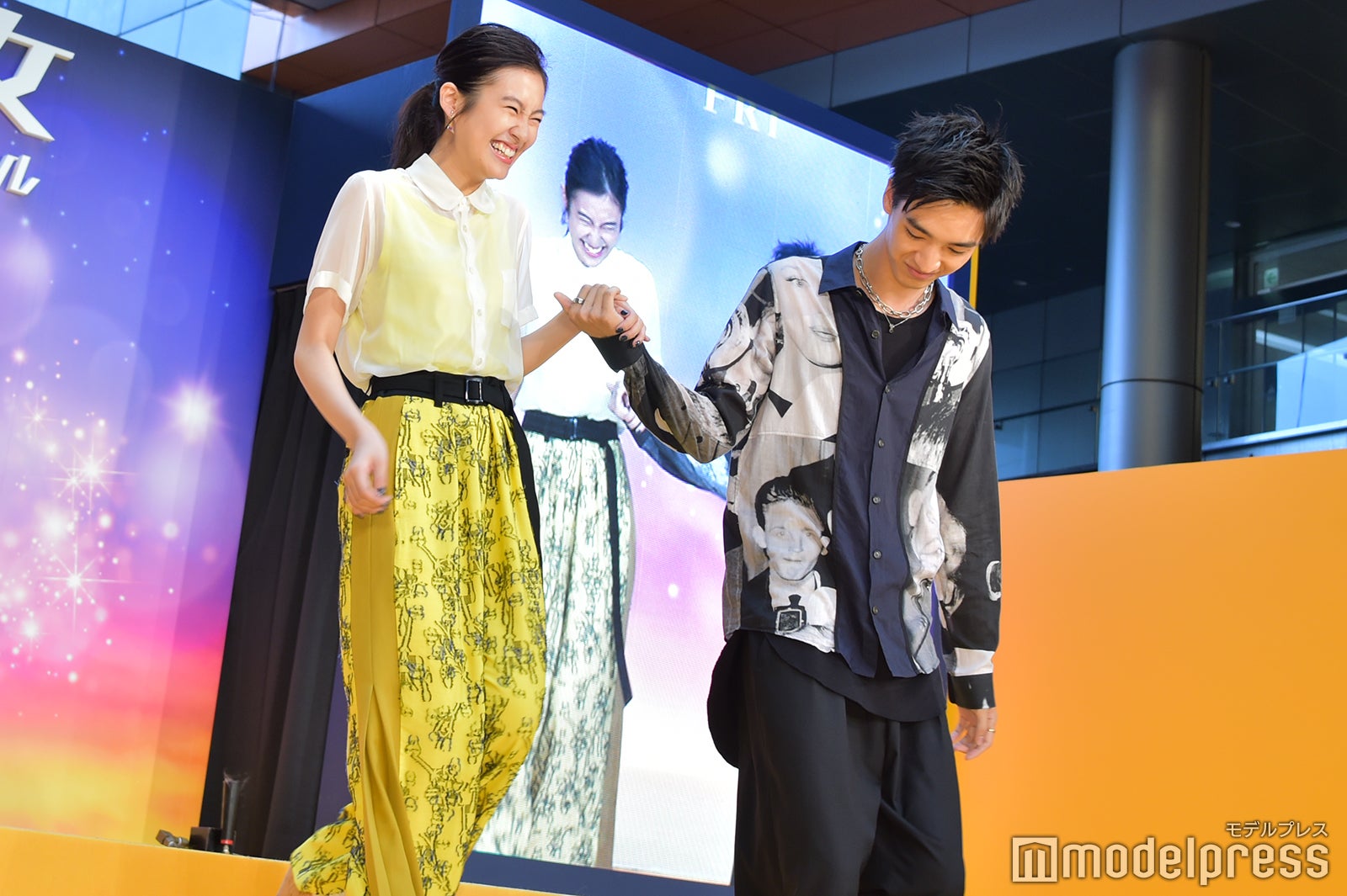 恒松祐里（左）を清水尋也（右）がエスコート （C）モデルプレス