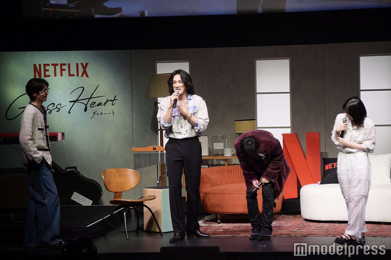 鍛えすぎて「谷間ができるようになった」ことにさっき気づいたことを報告する町田啓太、その報告を受け吹き出す志尊淳、佐藤健、宮崎優（C）モデルプレス