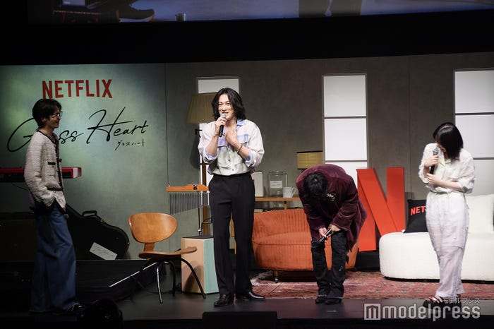 鍛えすぎて「谷間ができるようになった」ことにさっき気づいたことを報告する町田啓太、その報告を受け吹き出す志尊淳、佐藤健、宮崎優(C)モデルプレス