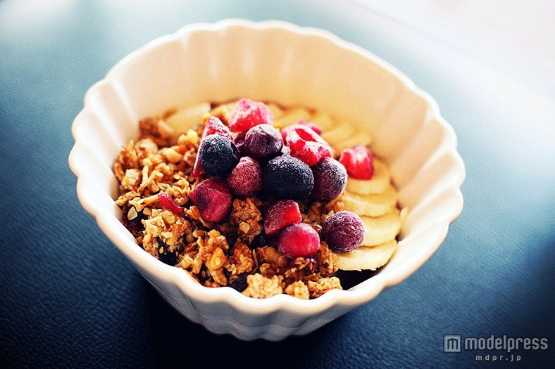 フルーツのトッピングされた「自家製グラノーラのアサイーボウル」￥750