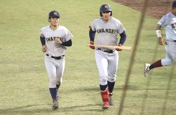 関学大・新井が父の前で先制打！観戦の広島・新井監督も笑顔「いいピッチャーから打てて、うれしいんじゃないですか」