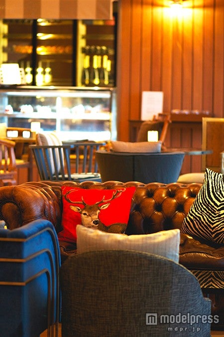 ロビー／画像提供：ツネイシホールディングス