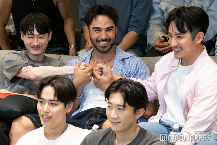 (左から時計回りに)ゲンセイ、アラン、テホン、ダイ、シュン(C)モデルプレス