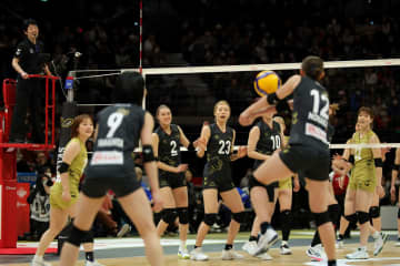 野中瑠衣が苦笑いで頭抱える 2年連続天井サーブ挑戦もあぁ・・・会場は大盛り上がり【SVリーグ・オールスター】