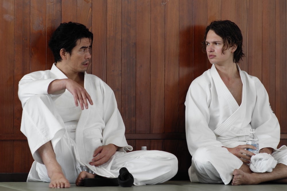 伊藤英明、アンセル・エルゴート（C）HBO Max _ James Lisle