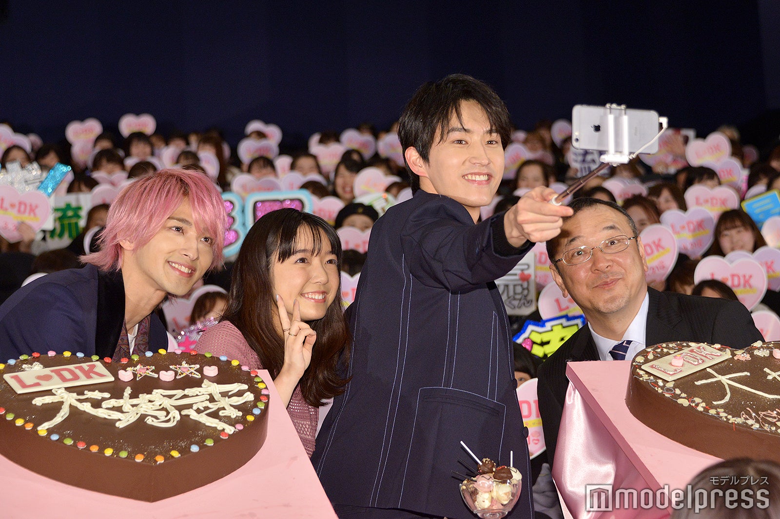 観客と一緒にセルフィー（左から）横浜流星、上白石萌音、杉野遥亮、川村泰祐監督（C）モデルプレス