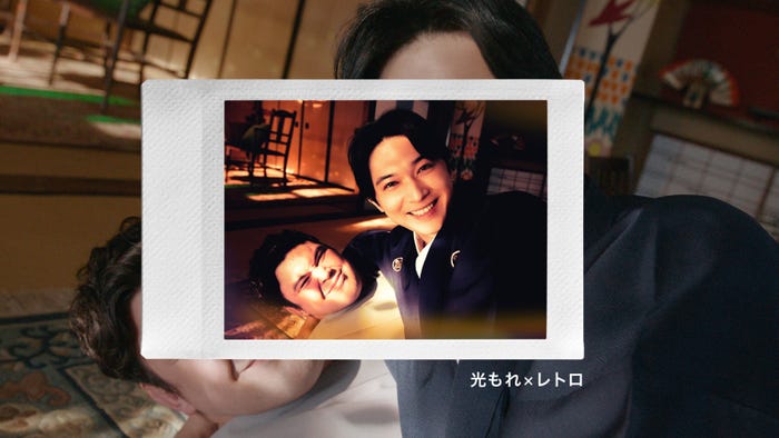 ウルフ・アロン、吉沢亮/「お正月を写そう 2022 チェキ・エモい写真」篇より(提供写真)