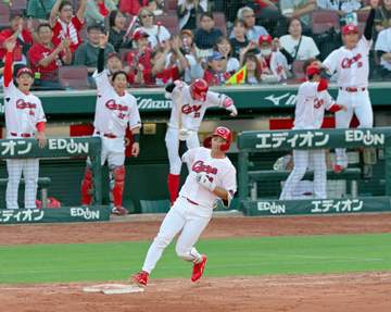 広島・中村奨成が先制＆V打！末包が同点3ラン マツダスタジアム有終星で最後の意地！虎の目の前での胴上げを阻止