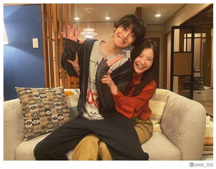 「最愛」吉高由里子＆高橋文哉、膝乗り密着ショット公開「本当の姉弟みたい」「キュンキュンする」と反響続々