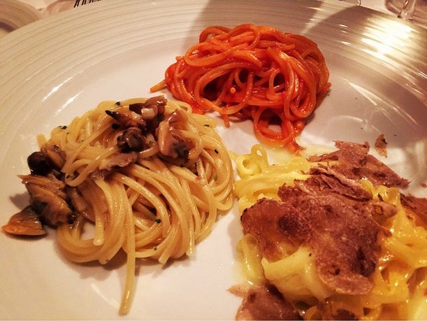 「madeo」（写真右下）「絶品」だったという白トリュフのクリームパスタ／伊藤千晃オフィシャルブログ（Ameba）より