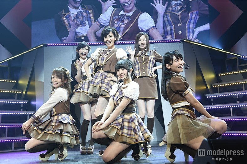 大人AKBの“まりり”こと塚本まり子（中央）（C）AKS