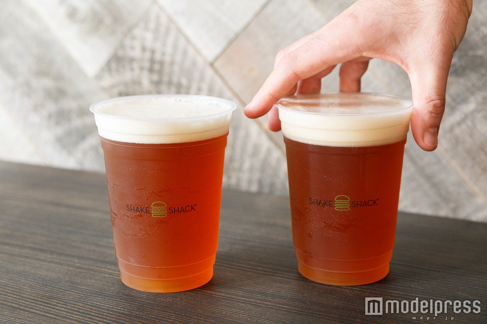 シャックマイスターエール18oz 830円（税別）、ピッチャー 2,800円／画像提供：サザビーリーグアイビーカンパニー