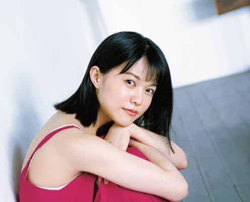 志田彩良、人生初グラビアで抜群スタイル魅せる 美ウエストもチラリ