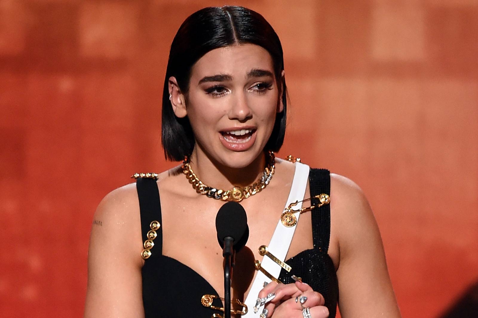 “美女歌姫”デュア・リパ「最優秀新人賞」受賞＜第61回グラミー賞授賞式＞