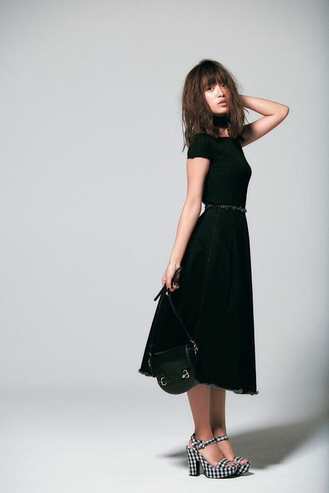 松本愛／「JELLY」11月号「ガーリーなアイくろ、モードなレイくろ。」より（画像提供：ぶんか社）