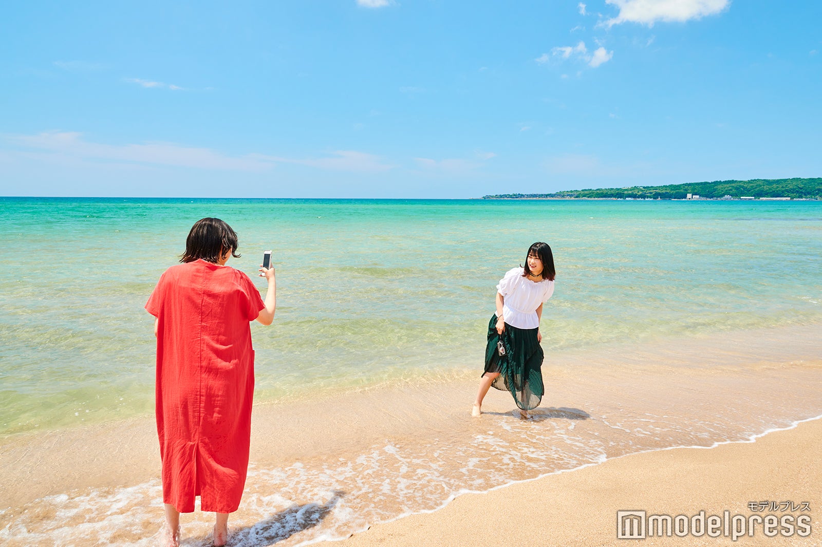 リゾート地と見間違うくらいの海の透明度に驚き（C）モデルプレス