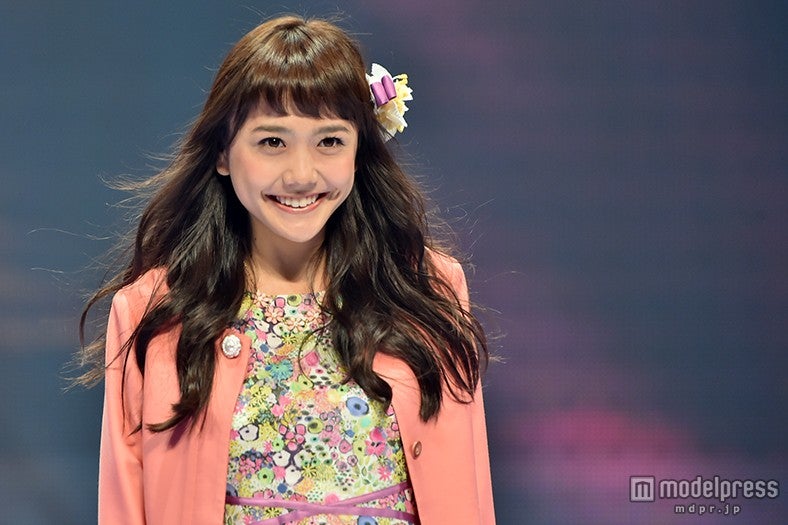 松井愛莉、華やか笑顔全開×美脚ウォーキングに歓声＜神コレ2015A／W＞