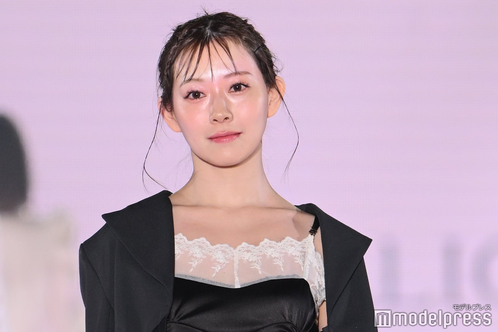 渡辺美優紀、胸元透けるレースがSEXY モノトーンガーリールックでキュートな微笑み＜関西コレクション 2023 S／S＞