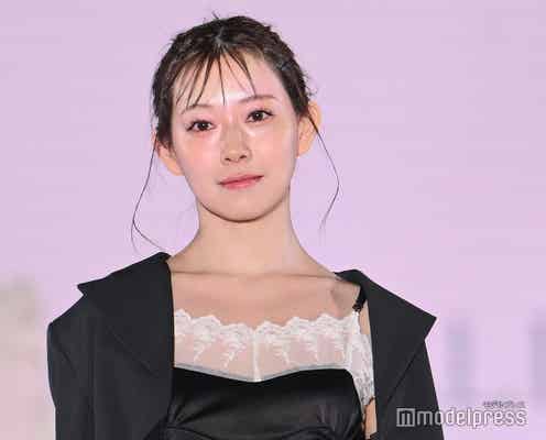 渡辺美優紀、胸元透けるレースがSEXY モノトーンガーリールックでキュートな微笑み<関西コレクション 2023 S/S>