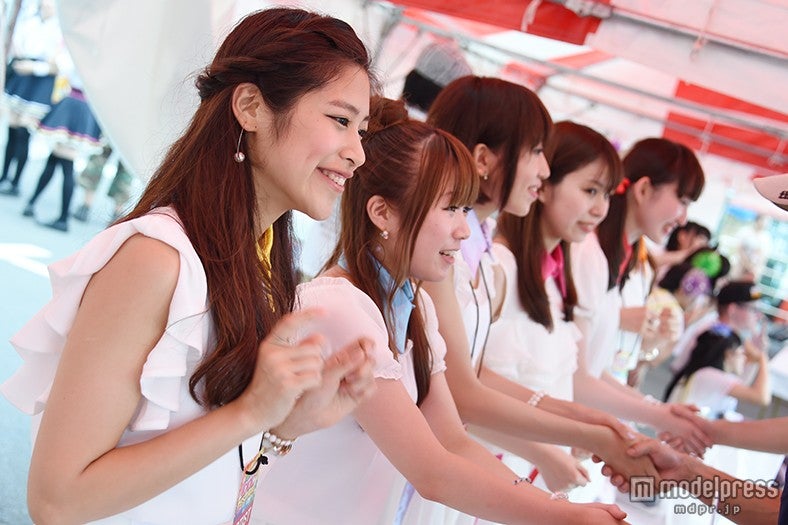 「Re:ガールズ」握手会の様子