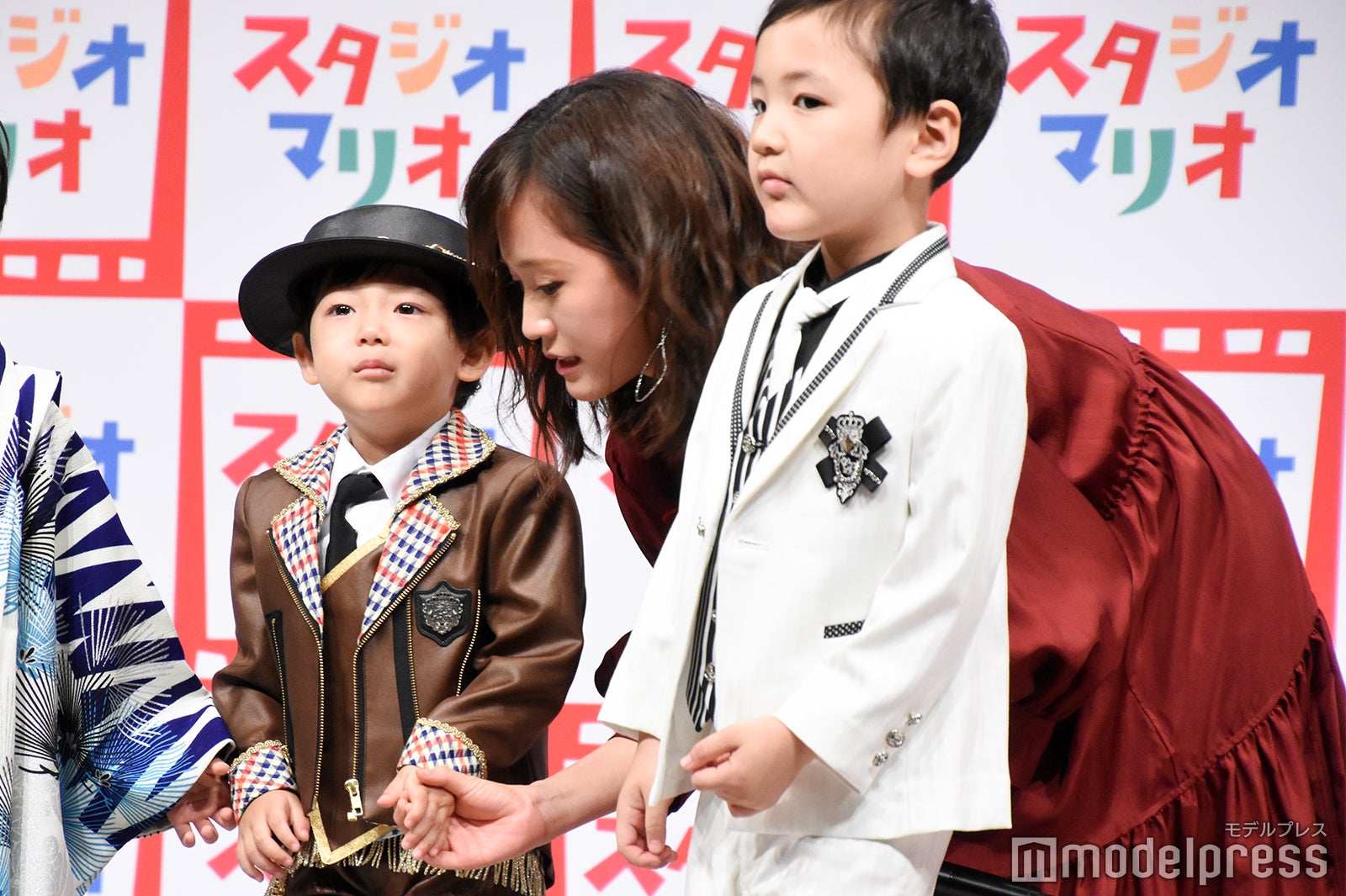 前田敦子、子どもたちと共演で“ママの顔” （C）モデルプレス