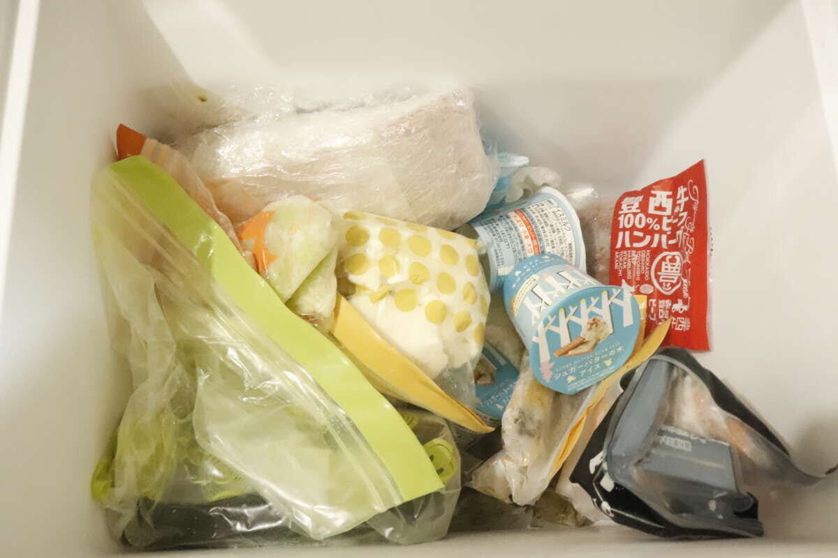 冷凍庫の中が、様々な冷凍食品でごちゃごちゃに散らかっている様子 冷凍庫の中が、様々な冷凍食品でごちゃごちゃに散らかっている様子