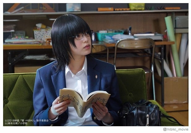 欅坂46平手友梨奈、メガネ姿＆マフラーにもふっ 初主演映画「響 -HIBIKI-」新写真公開