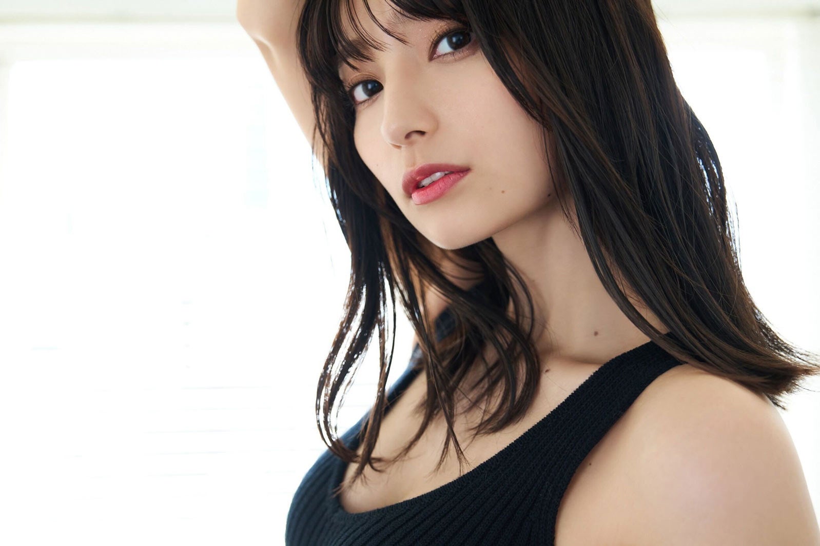 「ウマ娘」高野麻里佳、タイトワンピの美麗ショットでクールさ際立つ