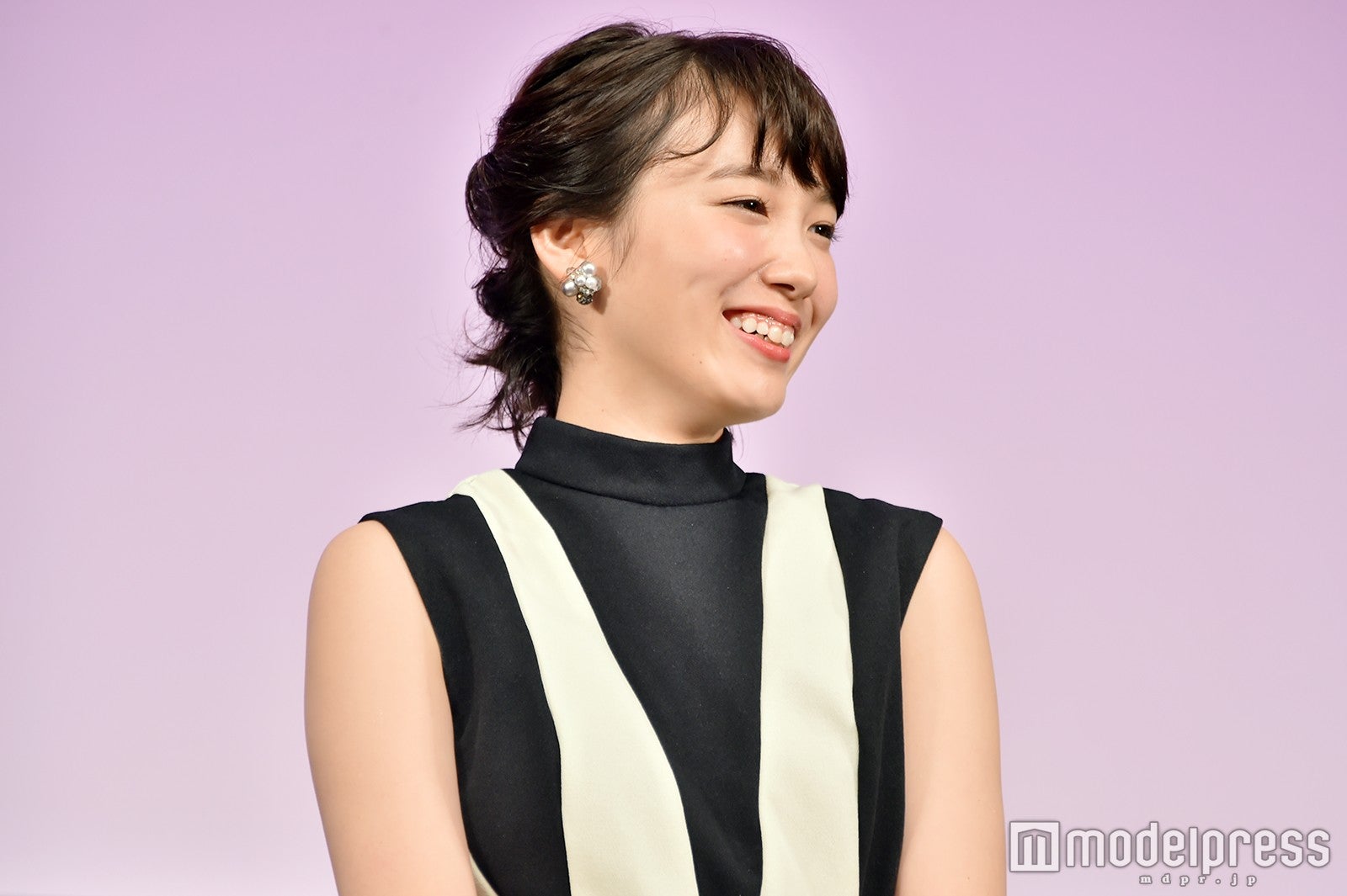 ＜ファッションチェック＞ビジューの大ぶりピアスがアクセント／飯豊まりえ（C）モデルプレス