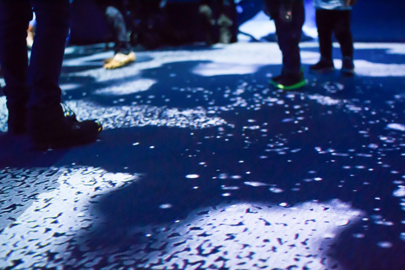 雪の上を歩くと足跡のように雪がなくなる／画像提供：すみだ水族館 