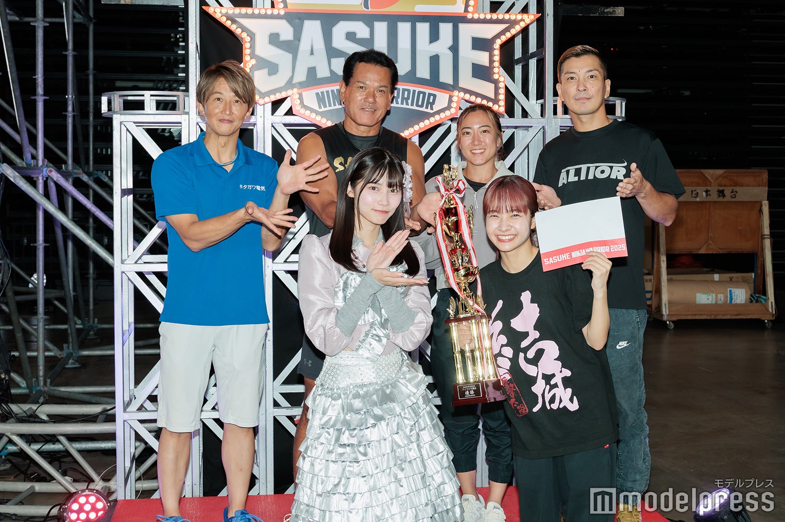 （後列左から）日置将士、山田勝己、大嶋あやの、川口朋広（前列左から）葵るり、結城りな（C）モデルプレス