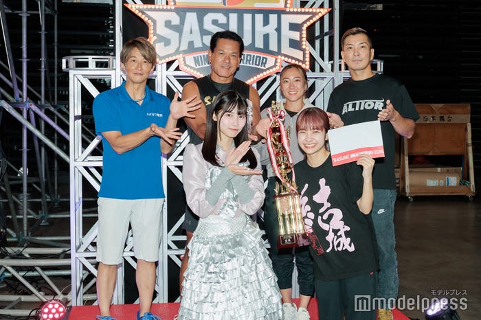 (後列左から)日置将士、山田勝己、大嶋あやの、川口朋広(前列左から)葵るり、結城りな(C)モデルプレス