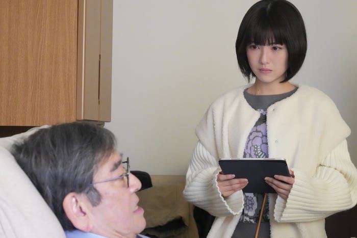 石坂浩二、浜辺美波/「ドクターホワイト」第7話より(C)カンテレ