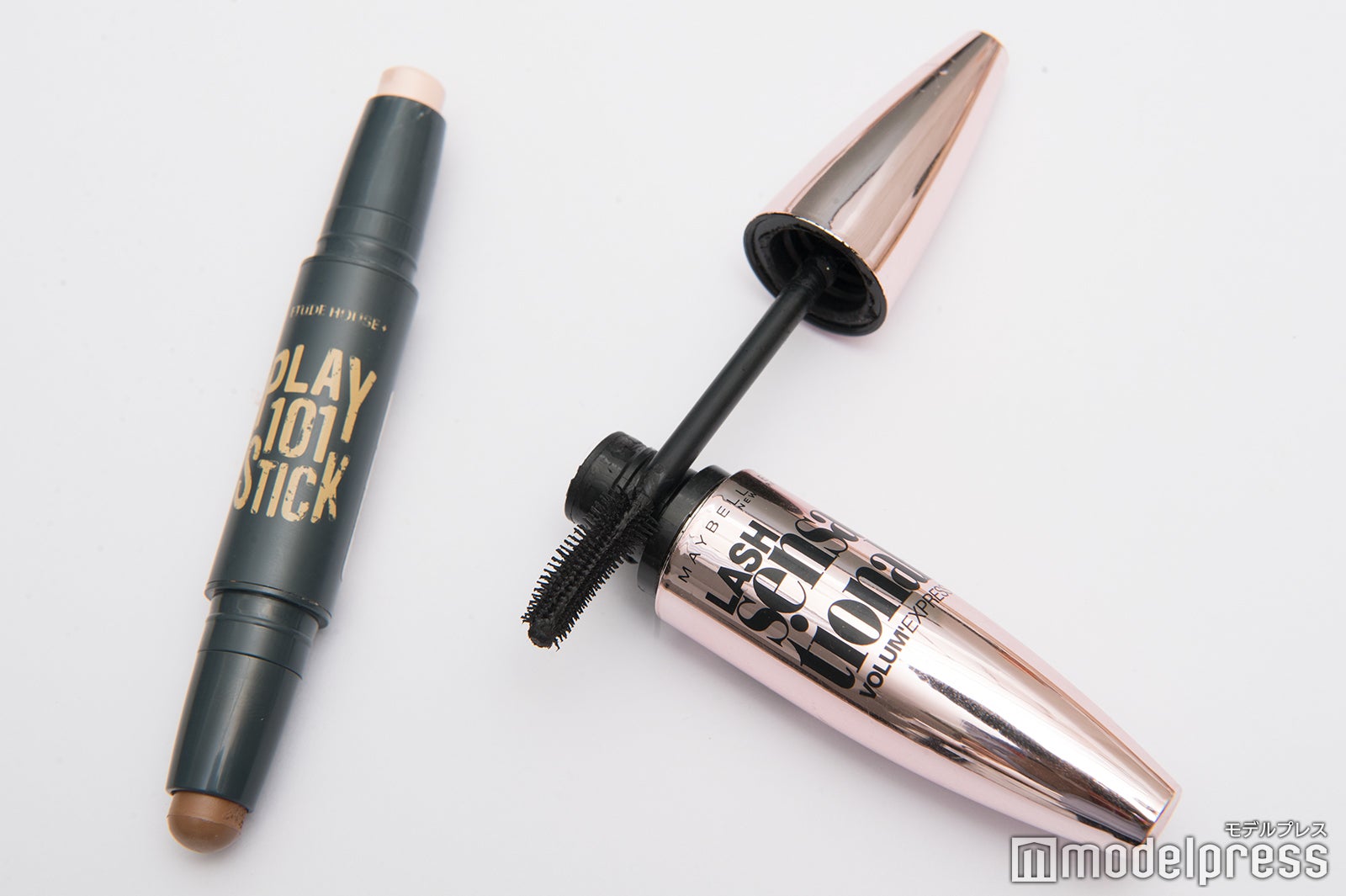 あいかりんの私物コスメ／左：「エチュードハウス（ETUDE HOUSE）」プレイ101スティック　Duo、右：「メイベリン（MAYBELLINE）」ボリュームエクスプレスラッシ（C）モデルプレス