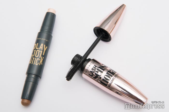 あいかりんの私物コスメ/左:「エチュードハウス(ETUDE HOUSE)」プレイ101スティック Duo、右:「メイベリン(MAYBELLINE)」ボリュームエクスプレスラッシ(C)モデルプレス