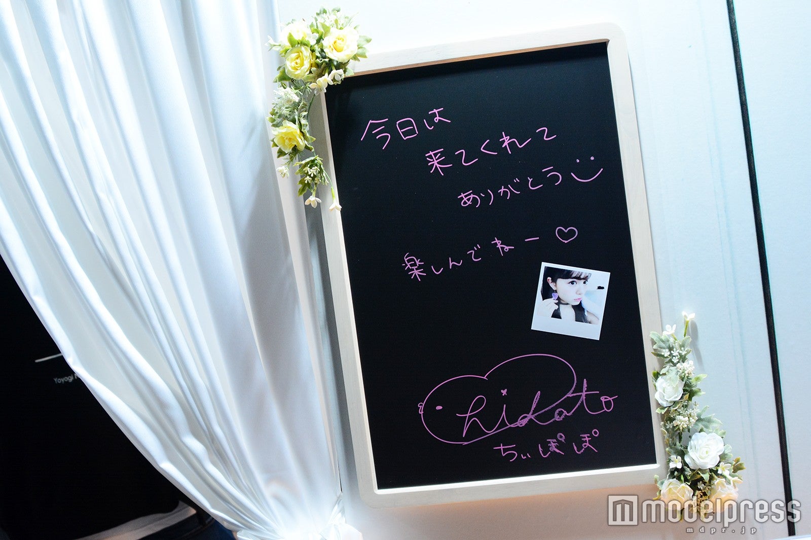 ちぃぽぽのサインをブースに展示（C）モデルプレス