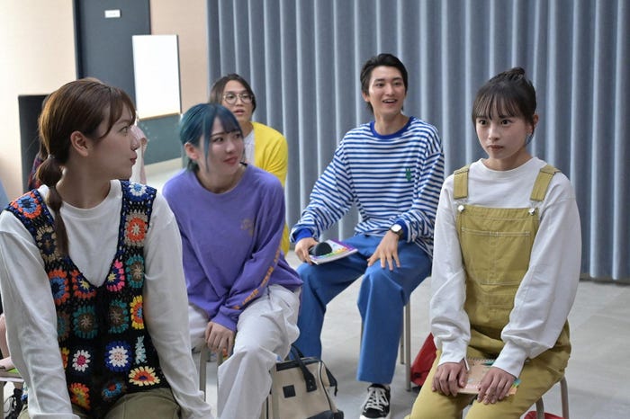 (右手前)大和奈央「Maybe 恋が聴こえる」第1週より(C)TBS