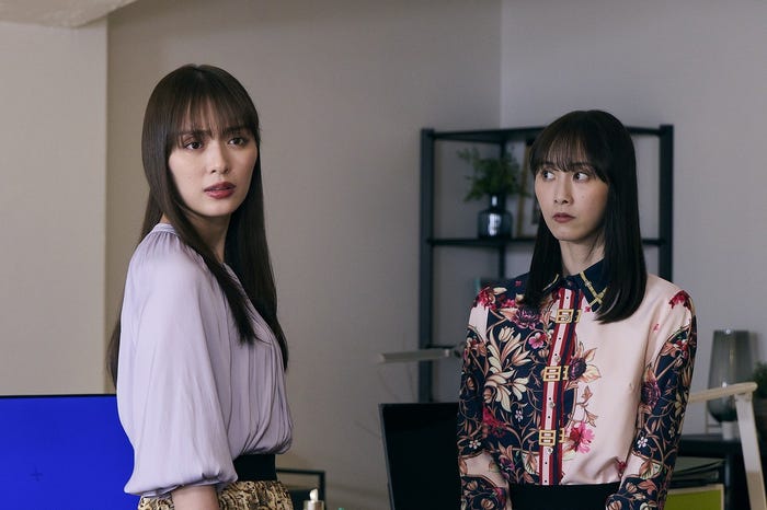 内田理央、松井玲奈「嗤う淑女」第6話より(C)東海テレビ・フジテレビ