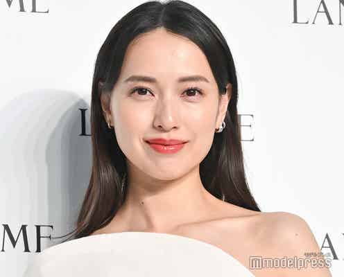 戸田恵梨香、肩出しドレス姿で透明感溢れる 美肌の秘訣とは