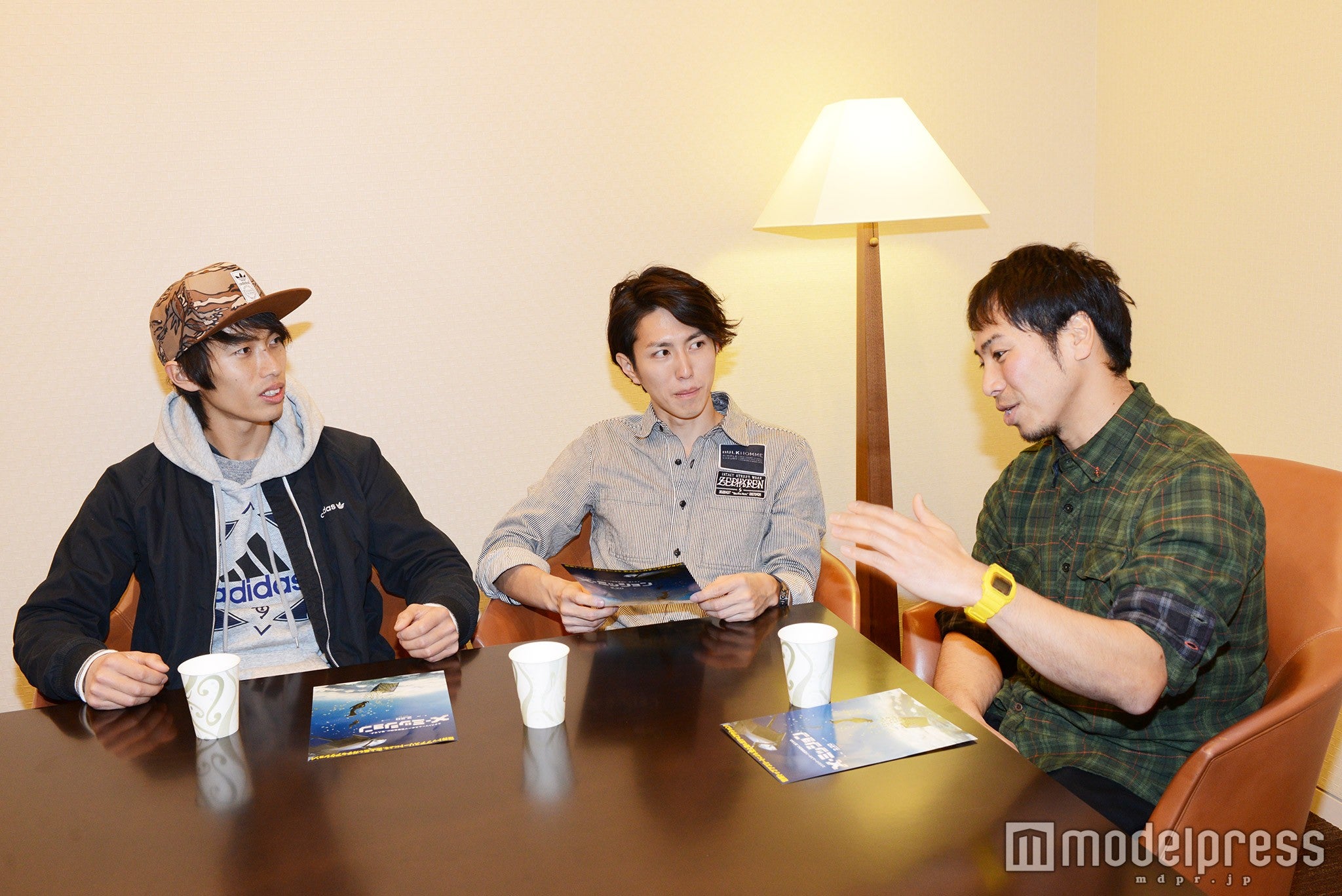 ガチアクションに熱狂する男性陣（C）モデルプレス