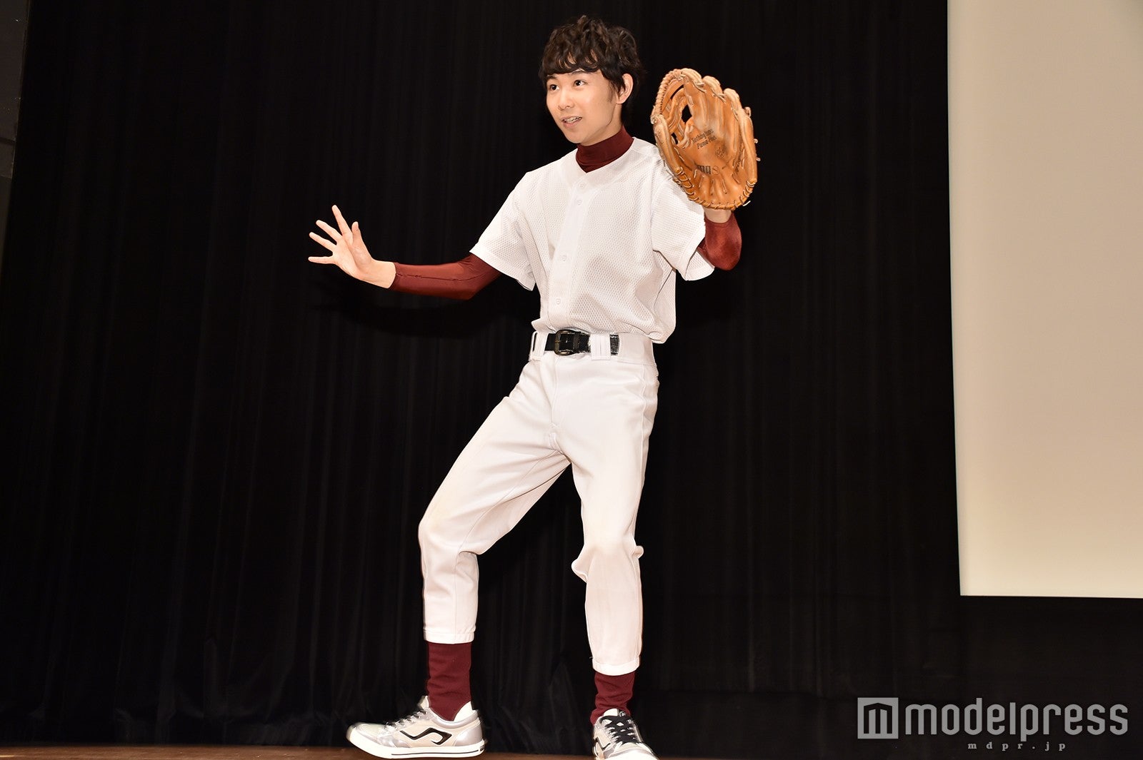 動き回る須賀健太 （C）モデルプレス