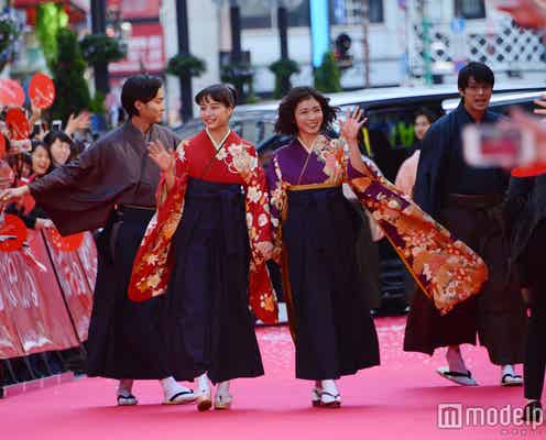 広瀬すず、松岡茉優と手つなぎ登場!野村周平、真剣佑ら集結レッドカーペットに2500人熱狂