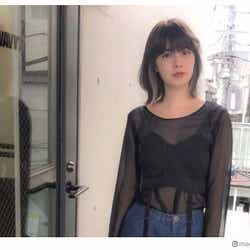 モデルプレス - マギー、“寝起きすっぴん”が美しすぎ!個性的ヘアカラー&色っぽファッションにも反響
