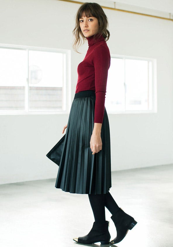 【SET】ベーシックタートルネック長袖プルオーバー+フェイクレザープリーツスカート「STYLEST」5,350円(税別)/画像提供:STYLEST