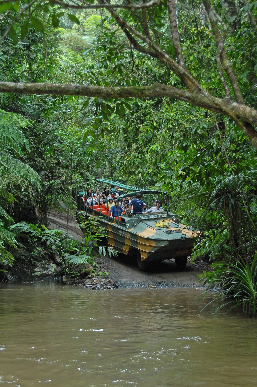 アーミーダック乗車／画像提供：JTBワールドバケーションズ