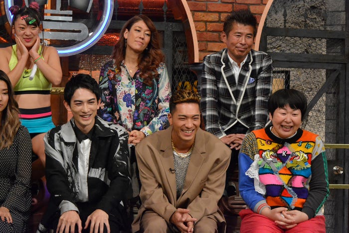 (後列左から)フワちゃん、LiLiCo、勝俣州和(前列左から)町田啓太、SWAY、大島美幸/2020年1月9日放送「ダウンタウンDXDX」より(C)読売テレビ